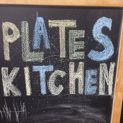 Логотип партнёра сервиса чаевых Plates kitchen