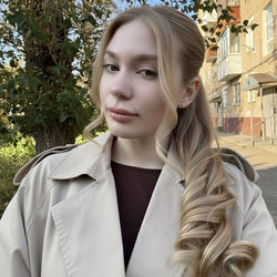 Старший официант Софья 